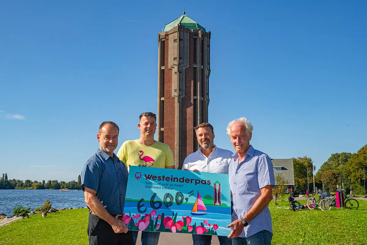 Uitreiking cheque door Aalsmeer.nu en GroupCard aan de Stichting Beheer Watertoren Aalsmeer
